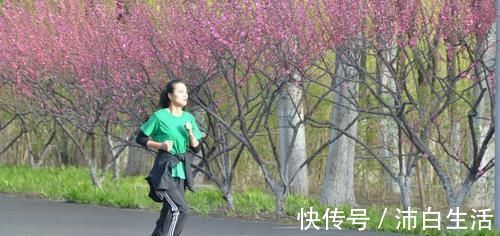 睡眠质量|女性绝经前后,坚持做五件事,缓解不适症状,舒舒服服度过更年期