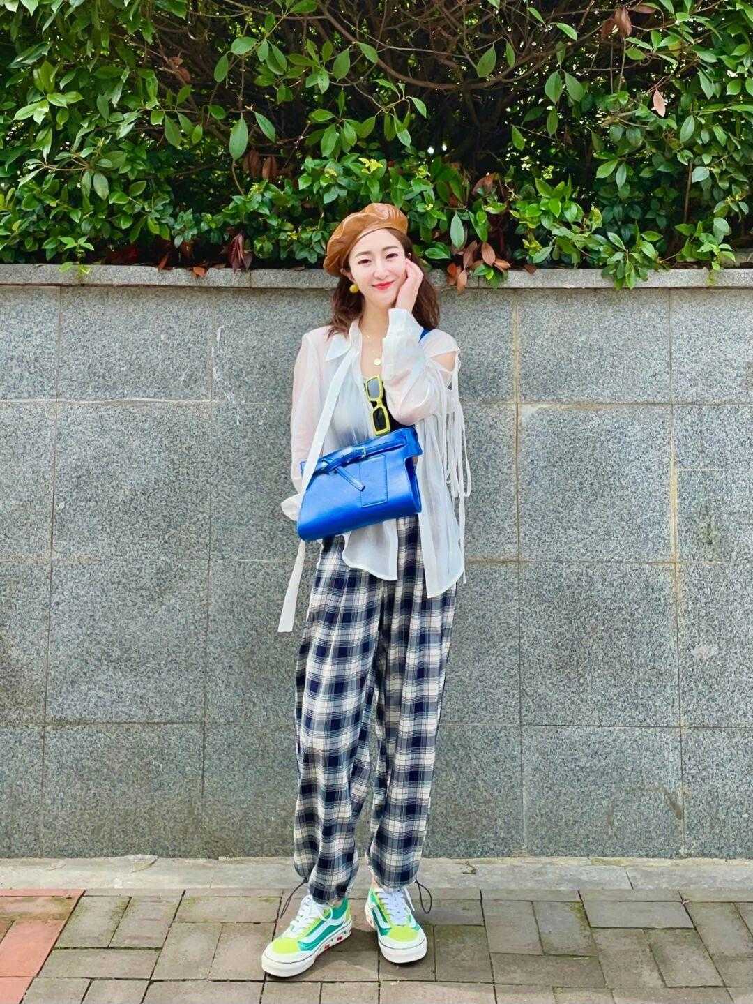 气质|穿衬衫的季节,怎么穿才能更干练又洋气?搭配格子长裤特别显气质