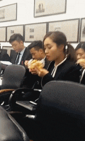 |搞笑GIF：撞衫不可怕 谁小谁尴尬