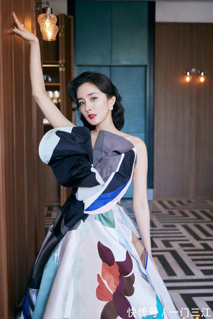 慈善晚会#一年一度,芭莎慈善晚会、杨幕画家艺术块裙,风情万种