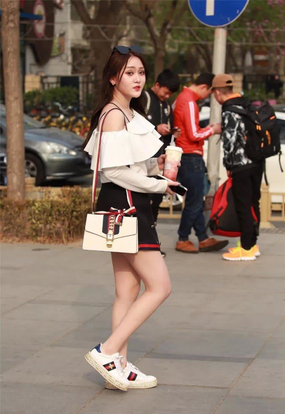 姑娘|打扮时尚穿黑色短裙的性感姑娘, 漂亮的双眼皮眼神很是迷人