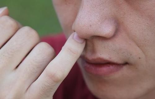 鼻毛太长影响个人形象怎么办？能用脱毛膏直接拔掉吗？