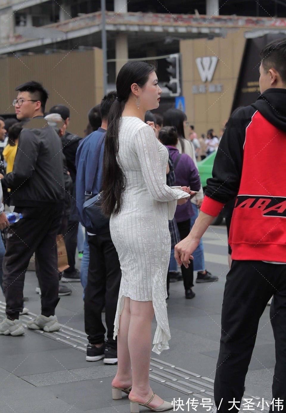 体态|美女街拍:如果说女人像水,那么这美女就可以水滴石穿!呈现出不一样的味道