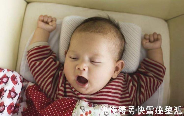 被子|宝宝睡觉喜欢高举双手?妈妈莫放回被子里,原因知道吗?