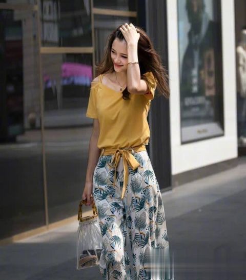 样子美极|美女街拍小姐姐轻撩秀发,不仅千娇百媚而且自带特效