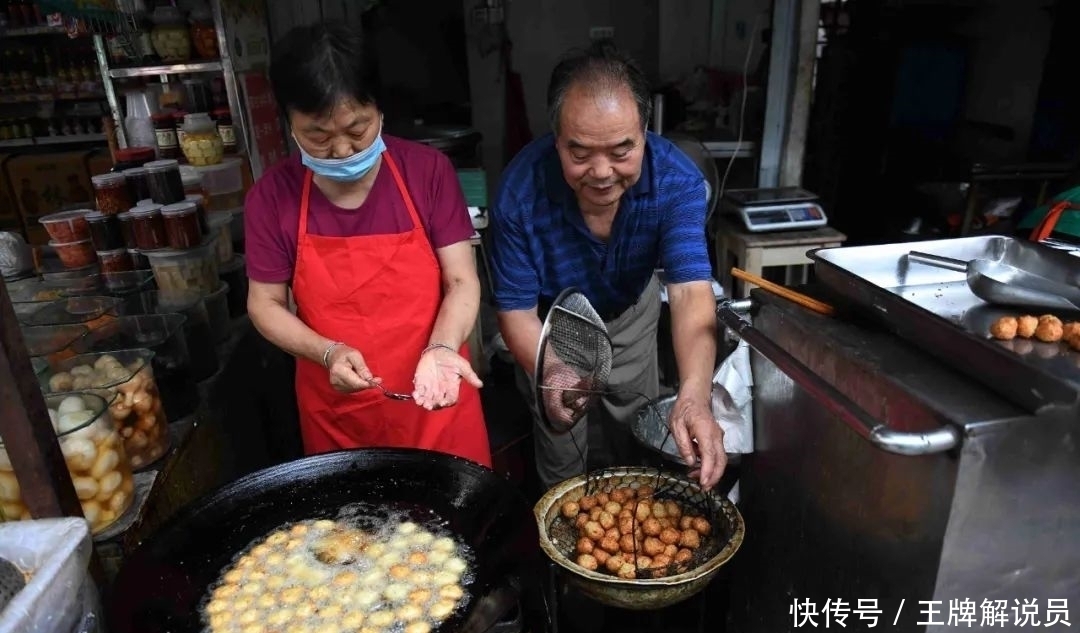 一对古稀老人守着一个小吃摊子,养活四代人,还留住了一条街