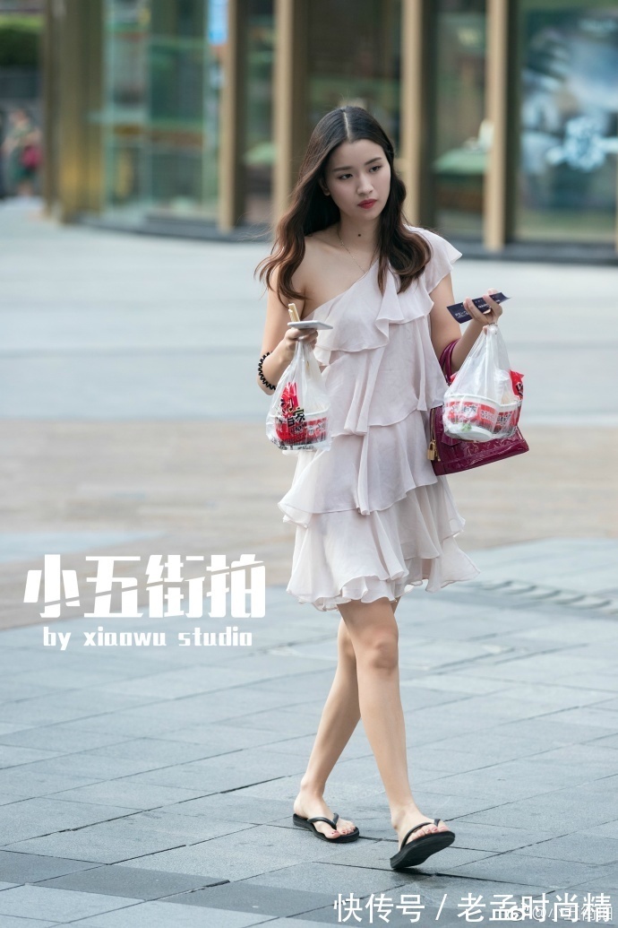 条纹|街拍,条纹衬衫搭配黑色百合裙,清新又时尚