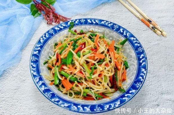 炒豆芽时加点“它”,豆芽更加清脆爽口,没有豆腥味!