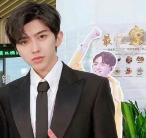 黃旭熙被爆錄制《跑男》，想打蔡徐坤被拍看到圖片笑出眼淚