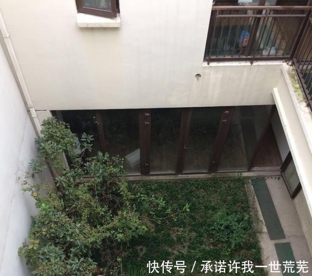 朋友家|买300平别墅还不甘心，庭院下挖和地下室相通，封成下沉式阳光房！