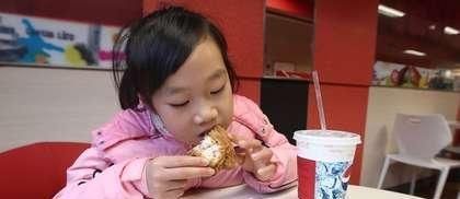 生活环境|让孩子“早熟”的3种食物,早被拉黑,别大意,你家娃可能经常吃