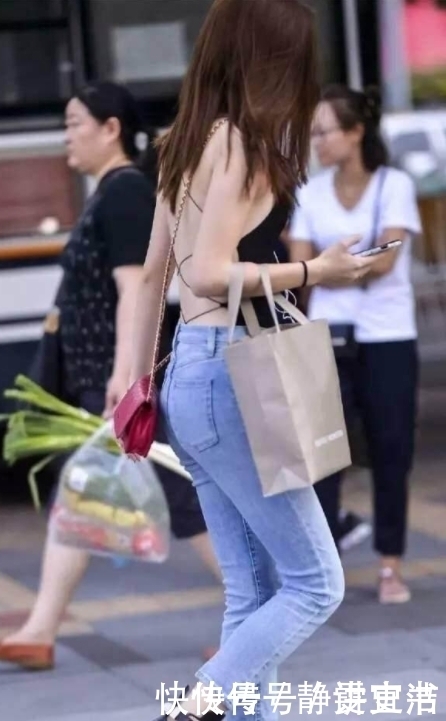 街拍美女颜值高的小姐姐,随便一条短裤也能穿出女神范来