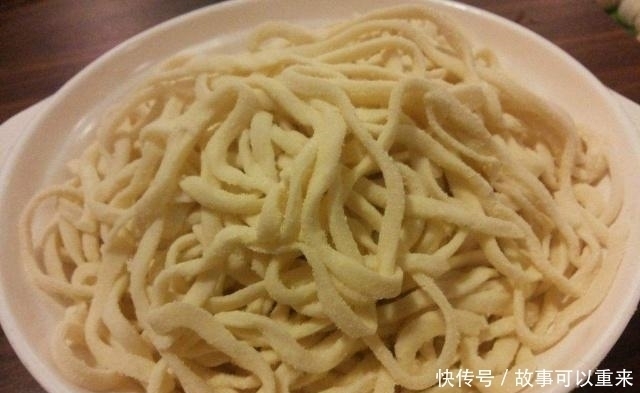 吃火锅时,这6种食物不能“久涮”,服务员一看你就是行家