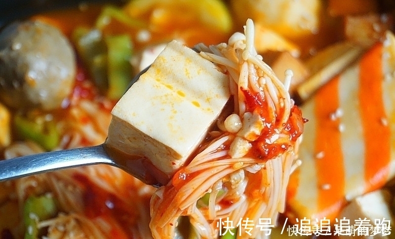 辣白菜|几天不吃就馋的韩式辣白菜火锅,比麻辣烫简单,全家吃光盘不浪费