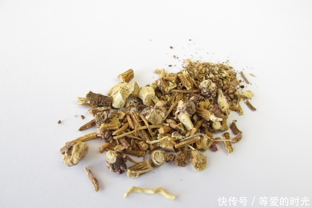 精力充沛|用这三味中药泡茶喝，精力充沛、延缓衰老，58岁像28岁！