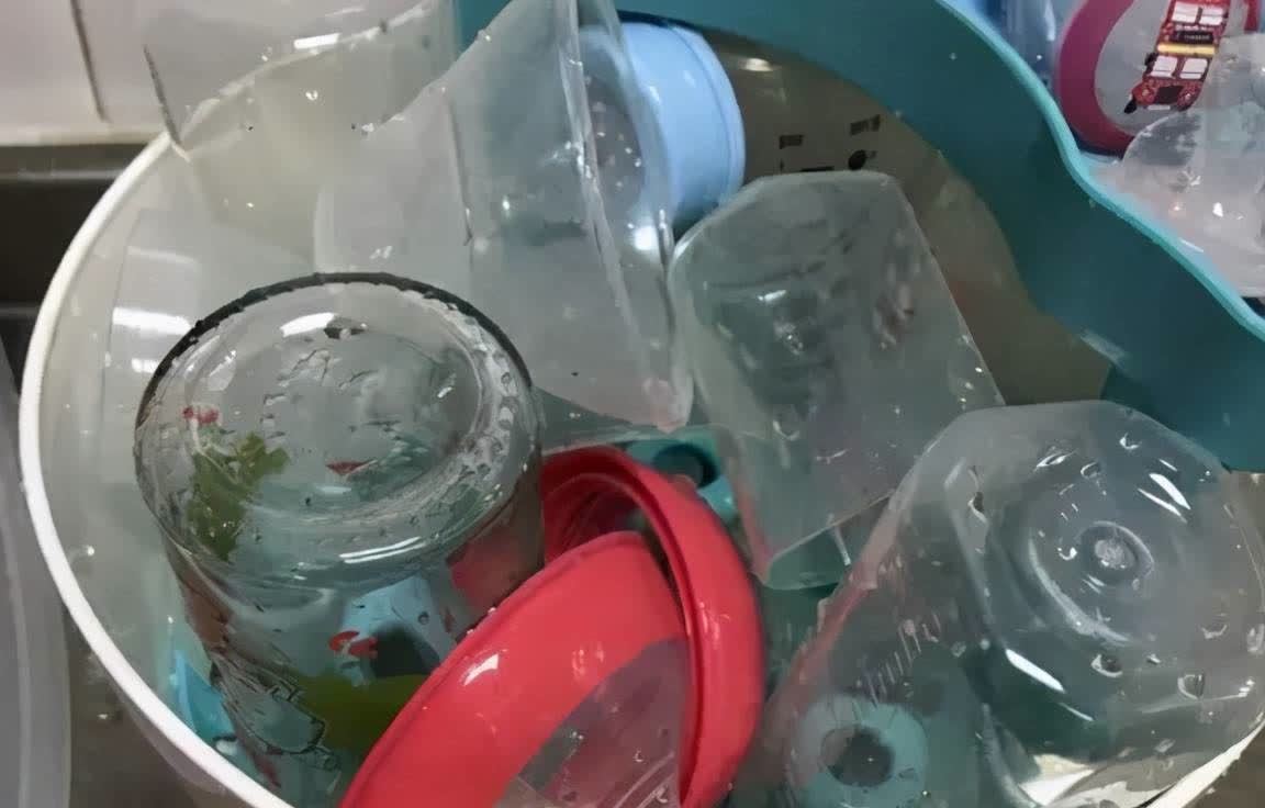 开水烫奶瓶|有种“无知”叫开水烫奶瓶,家长图省事,苦的却是孩子