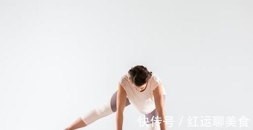 內收肌|一個瑜伽側身伸展動作，讓你的曲線更優美迷人，還能強化核心力