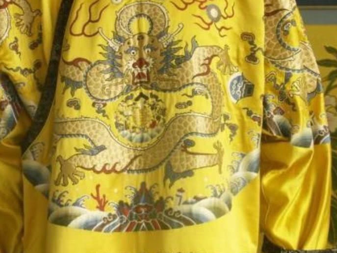 繁重|皇上的龙袍从不洗,会不会发臭,九五之尊每天的都穿繁重的龙袍?