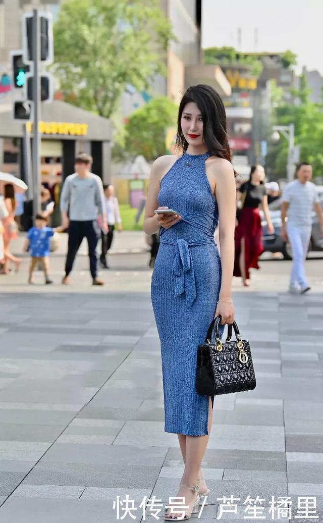 搭配|美女脚上搭配一双浅色系的尖头高跟鞋,展现出了甜美的气质范儿