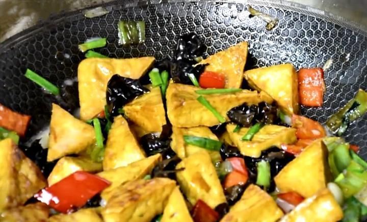 做法|红烧豆腐最简单的家常做法,鲜嫩多汁又入味,我家1周吃4次