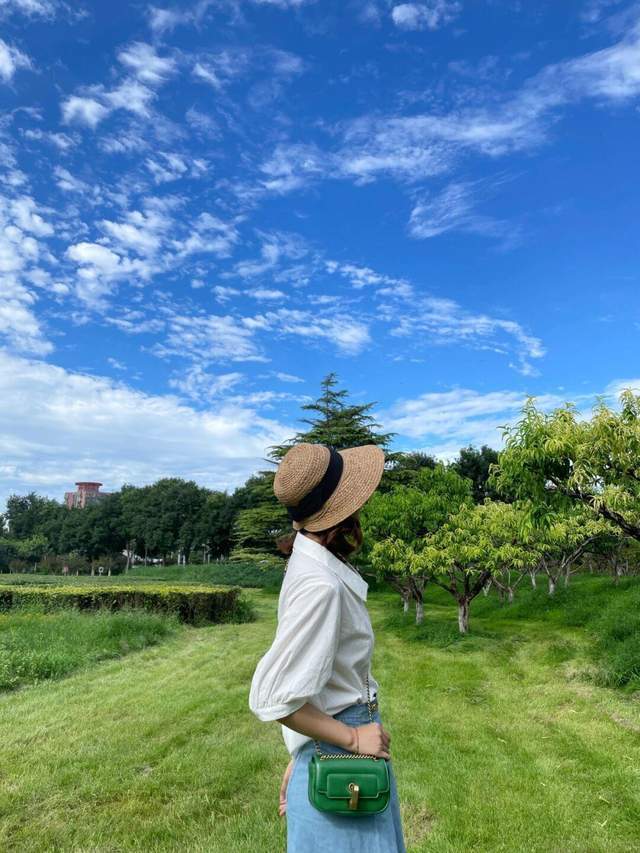 百褶裙|秋游怎么穿才高级?西装外套搭配百褶裙又飒又美,关键特别显气质