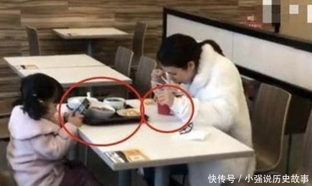 用餐|母女俩服务区用餐,妈妈的举动引热议,网友:为孩子未来担心