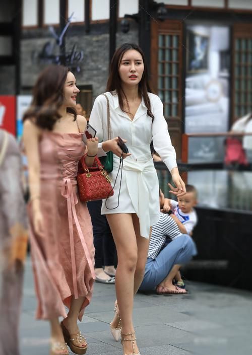  白色|小姐姐白色连衣短裙，配上一双水晶高跟鞋，亭亭玉立的美腿