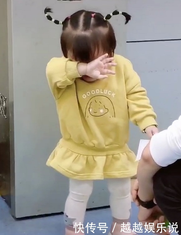 捂脸|小女孩翻垃圾桶被爸爸训斥，伤心捂脸大哭，网友：天线都哭歪了