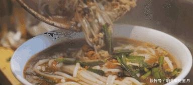 昆明人不仅爱吃各种虫子,就连米线都是甩的