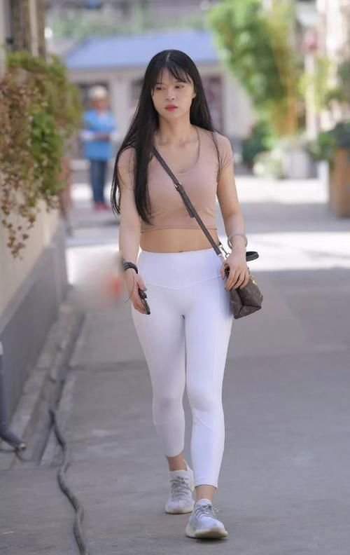 瑜伽裤 小姨瑜伽裤搭配白色运动鞋，散发出时尚女人味，这身材简直太性感
