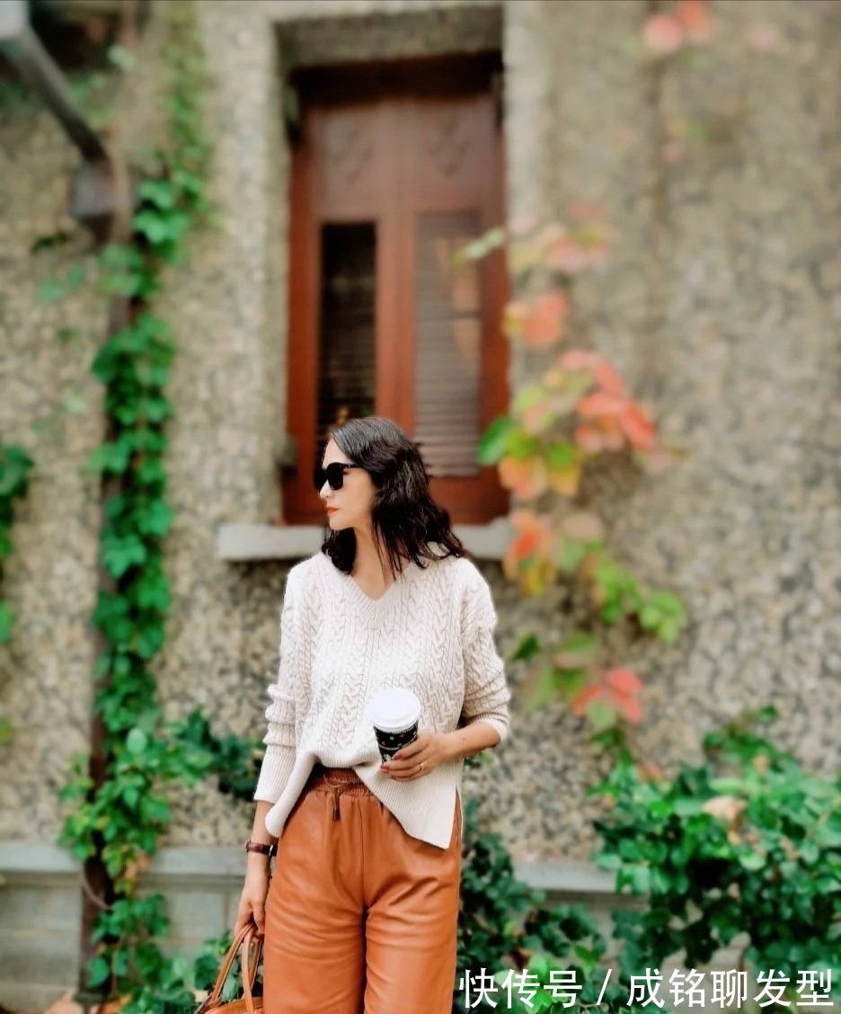 阔腿裤|适合50岁女人的秋季减龄打扮，优雅时尚又大气，美得高级更有品位