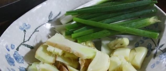 把五花肉扔进电饭锅，不加一滴水，出锅后一大锅都不够吃，太香了