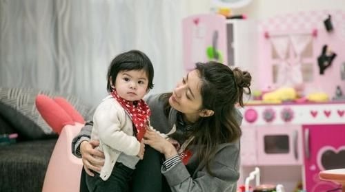 一个月|萌娃看到一个月未见的妈妈,激动成“表情包”,娃多大能认出妈