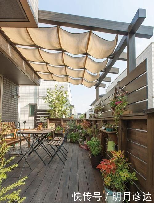 百叶帘|以后阳台我也不封,这样幕布搭木架上遮阳,跟豪宅小露台一样惬意