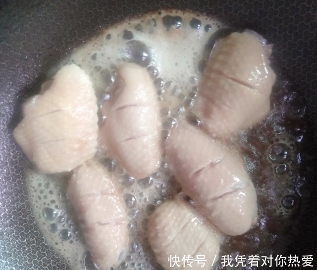 蒜香鸡翅,蒜香浓郁,特别的美味