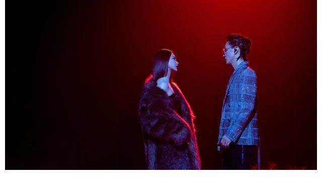 《披荊斬棘的哥哥》總決賽，李承鉉戚薇合唱《天上飛》燃爆全場(chǎng)