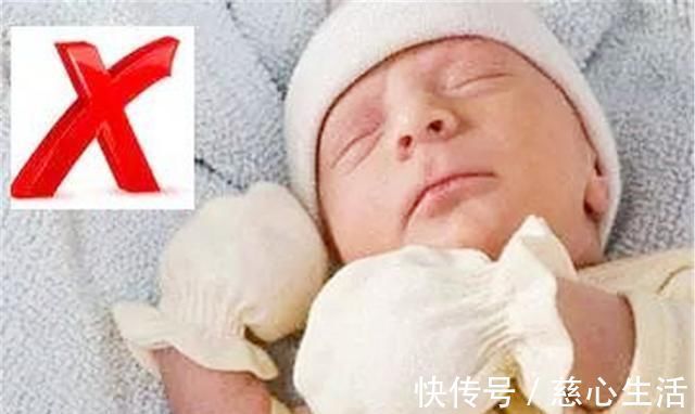 指甲|为防宝宝抓伤脸、吮手指,给宝宝戴上手套可不值得,危害很大