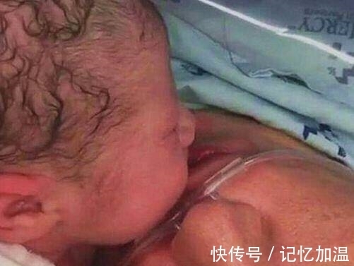 动作|孕妇产后大出血离世,婴儿接下来的动作,打动人心