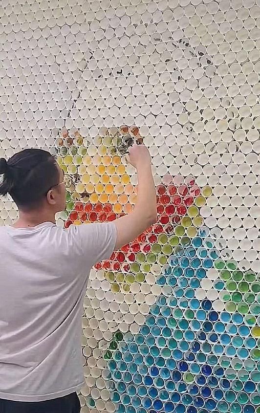 梵高$美术生用纸杯画“梵高”,起初看着都费劲,成品一出下一个艺术大家