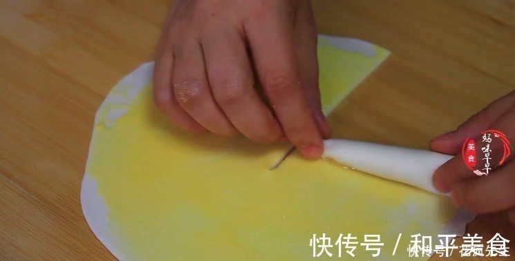 烙油饼该用冷水还是开水？面点师教你正确做法，金黄酥脆，太香了