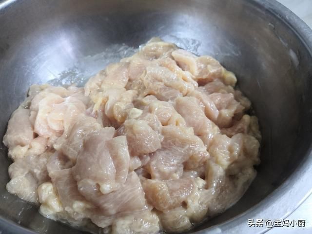 零食|鸡胸肉这样做，能当零食能当下酒，12块钱能做两大盘，可香了