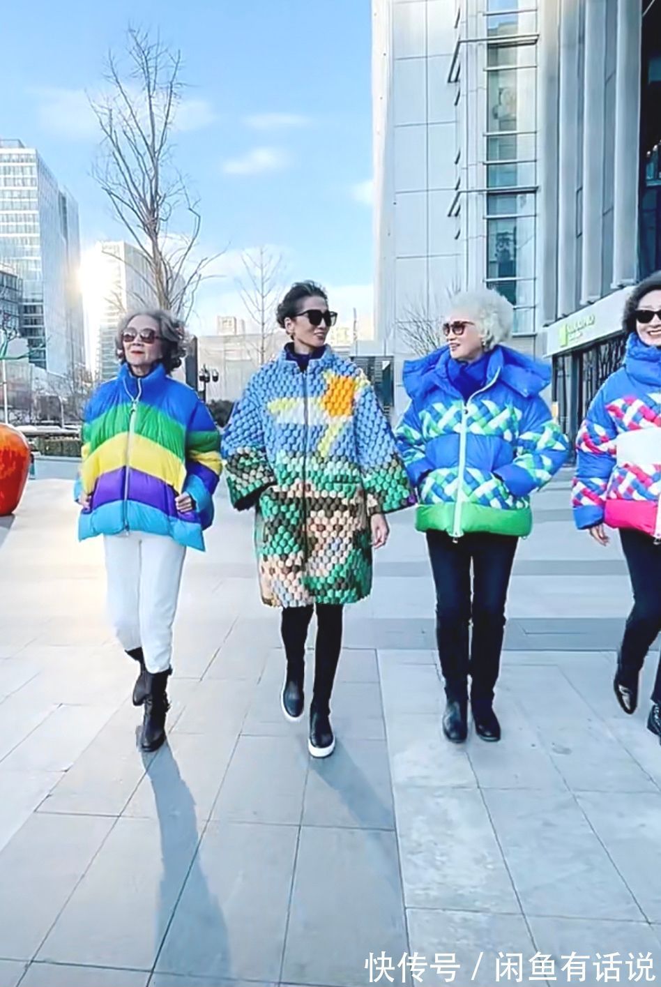 配饰 75岁北京奶奶真潮,那么花的羽绒服也敢穿,配一头白发看着太拉风