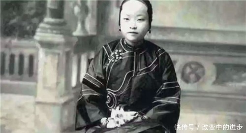 儿子|父亲捡到一弃婴,儿子长大后娶了女婴,生下一子成家喻户晓的名人