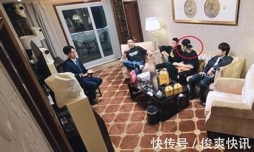 鄧超陳赫等人聊天時，鹿晗頭上的帽子尤為搶鏡，這不是那誰的？