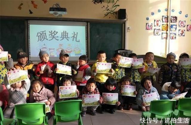 错别字|儿子喜滋滋拿回一张奖状,看清上面的字后宝妈怒了,坑娃不识字