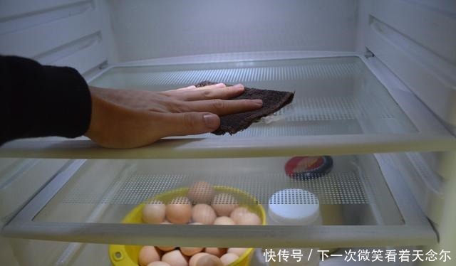 冰箱脏了不可用水擦，教你一个诀窍，冰箱污渍细菌全去除，真受用