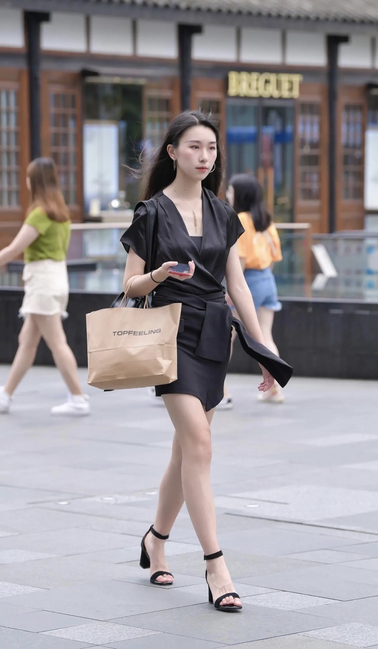 初秋时节更适合穿小黑裙,搭配一字带凉鞋,做一个精致小女人