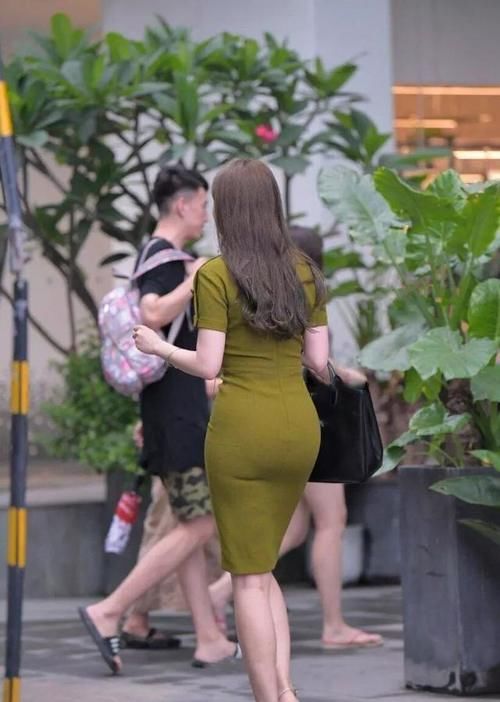 连衣裙 贴身提臀的连衣裙，才能造型美感进阶，裁剪独特