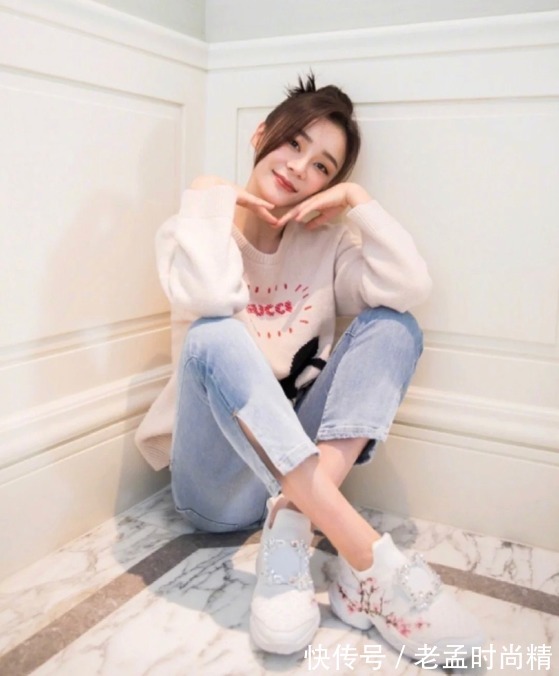 衬衫|初夏要穿得清爽有气质,学学清甜色彩的搭配