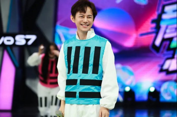 何炅牵手的男生到底是谁？网友：万一是他儿子呢？